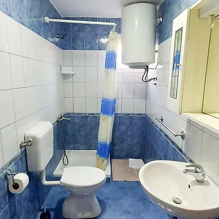 1 Bedroom In Apartment *
